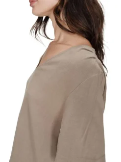 Top taupe uni fluide avec une coupe large et des manches courtes