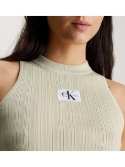 Top tilleul côtelé sans manches avec une coupe cropped et un col montant