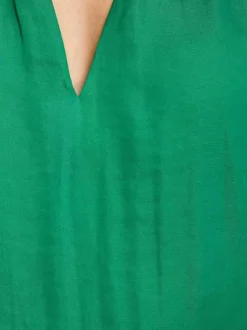 Top vert uni chic pourvu d'une coupe droite et d'un col en V