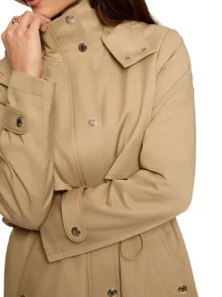 Trench coat beige à coupe cintrée pourvu d'un col montant à capuche
