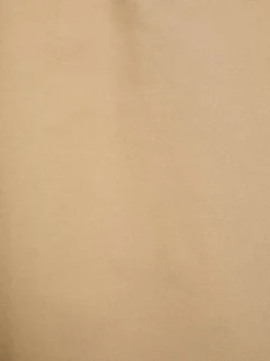 Trench coat beige à coupe cintrée pourvu d'un col montant à capuche