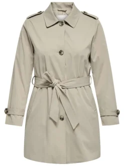 Trench coat beige pourvu d'un col à revers et d'une ceinture à nouer