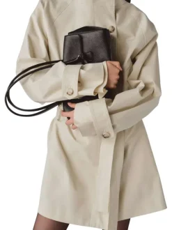 Trench coat long en coton beige uni avec une coupe ample et un col montant