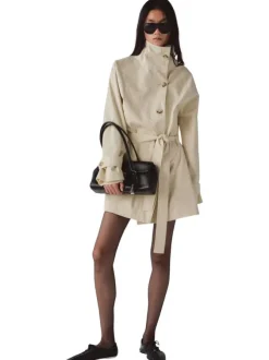 Trench coat long en coton beige uni avec une coupe ample et un col montant