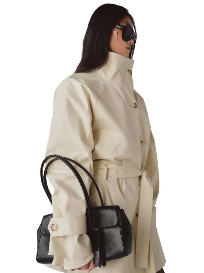 Trench coat long en coton beige uni avec une coupe ample et un col montant