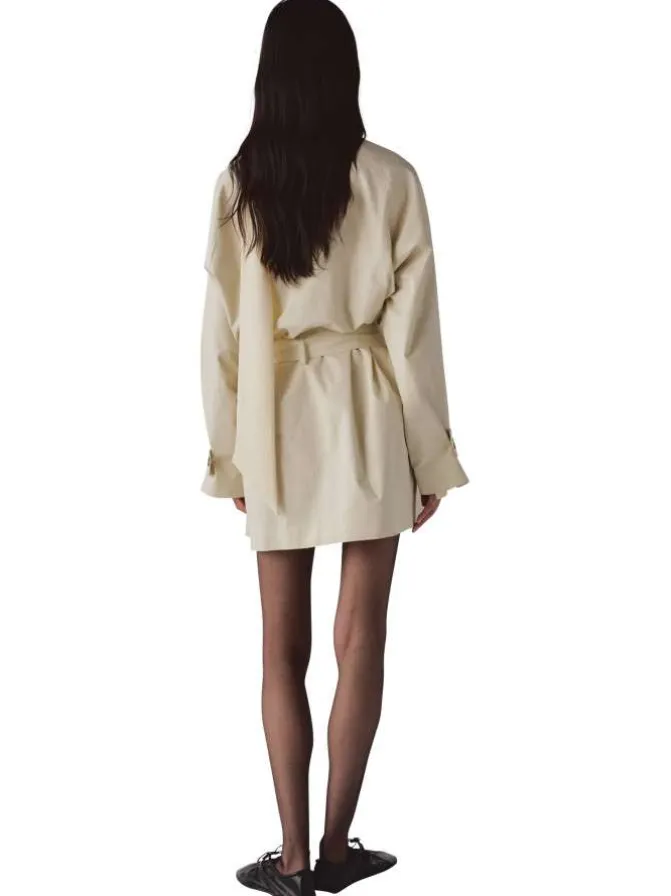 Trench coat long en coton beige uni avec une coupe ample et un col montant