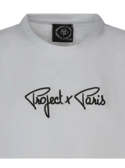 T-shirt blanc uni avec un col rond et une coupe droite à liseré