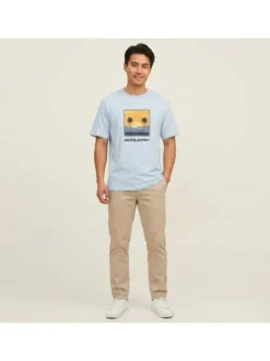 T-shirt en coton bleu clair pourvu d'une coupe droite et d'un col rond
