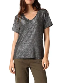 T-shirt argenté incrusté de fils lurex avec un col v et des manches courtes