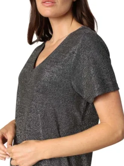 T-shirt argenté incrusté de fils lurex avec un col v et des manches courtes