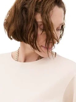 T-shirt beige à coupe droite pourvu d'un col rond et de manches courtes