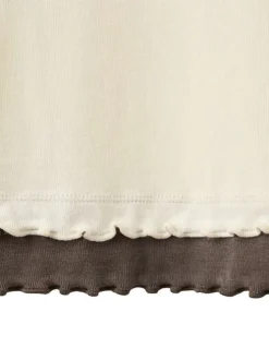 T-shirt beige uni avec une coupe ajustée et un col rond plissé