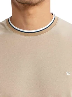 T-shirt beige uni pourvu de manches courtes et d'un col rond