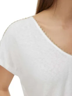 T-shirt blanc coupe droite pourvu d'un col v orné de liserés dorés