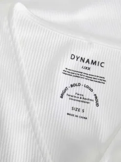 T-shirt blanc côtelé avec une coupe près du corps et un col v