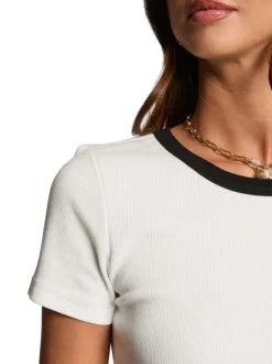 T-shirt blanc côtelé à coupe près du corps avec un dos nu et un col rond