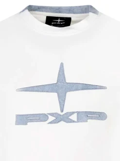 T-shirt blanc et jeans brodé avec un col rond et des manches courtes