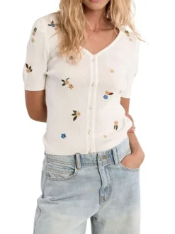 T-shirt blanc à motifs pourvu d'une coupe ajustée et de manches courtes