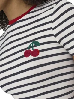 T-shirt blanc à rayures avec une coupe droite et un col rond