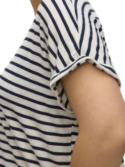 T-shirt blanc à rayures bleues marine avec une coupe droite fluide et un col v