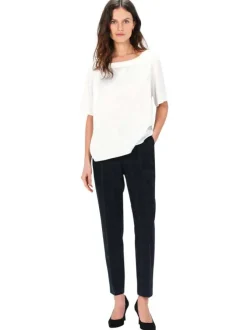 T-shirt blanc uni avec une coupe droite et des manches courtes