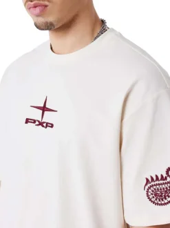 T-shirt blanc uni avec une coupe droite et des manches courtes