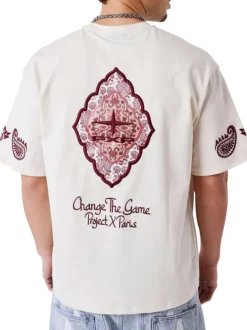 T-shirt blanc uni avec une coupe droite et des manches courtes