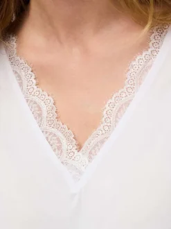 T-shirt blanc uni avec une coupe droite et un col V en dentelle