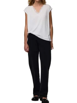 T-shirt blanc uni avec une coupe droite et un col V en dentelle