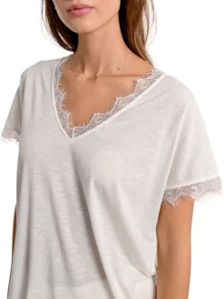 T-shirt blanc uni avec une coupe droite un col v et des manches courtes