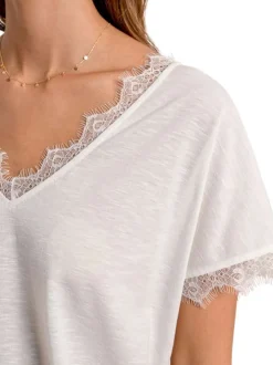 T-shirt blanc uni avec une coupe droite un col v et des manches courtes