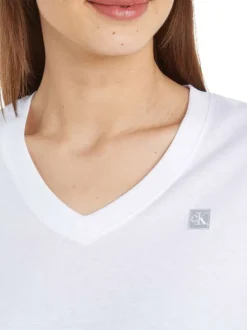 T-shirt blanc uni col v, avec patch cousu sur la poitrine et à manches courtes