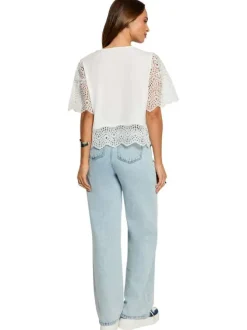T-shirt blanc uni en dentelle avec une coupe droite et un col rond