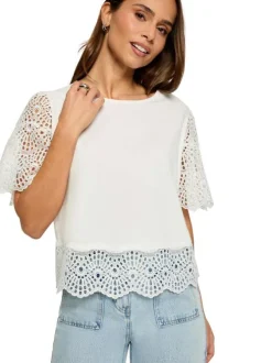 T-shirt blanc uni en dentelle avec une coupe droite et un col rond