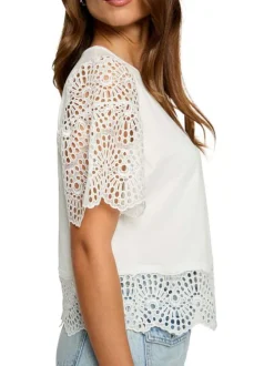 T-shirt blanc uni en dentelle avec une coupe droite et un col rond