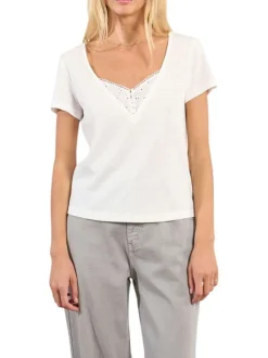 T-shirt blanc uni pouru d'un col v avec des détails en broderie anglaise