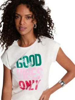 T-shirt blanc uni pourvu de manches courtes et d'un col rond