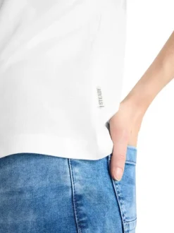 T-shirt blanc uni pourvu de manches courtes et d'un col rond