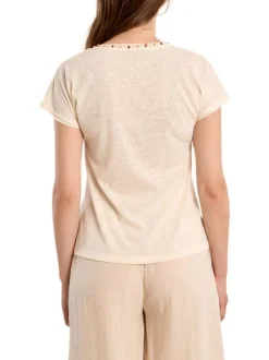 T-shirt blanc uni pourvu d'une coupe droite et de manches courtes