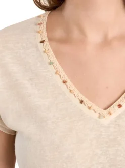T-shirt blanc uni pourvu d'une coupe droite et de manches courtes