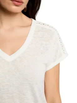 T-shirt blanc uni pourvu d'une coupe droite et d'un col en V