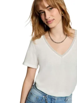 T-shirt blanc uni pourvu d'une coupe droite et d'un col en V