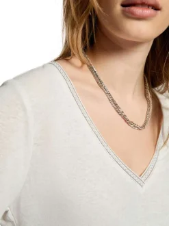 T-shirt blanc uni pourvu d'une coupe droite et d'un col en V