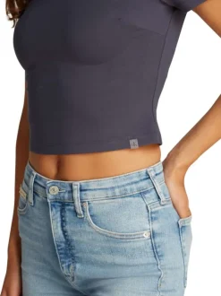 T-shirt bleu ardoise uni avec une coupe crop top près du corps et un col rond