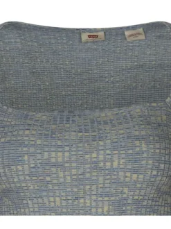T-shirt bleu avec un imprimé chiné multicolore et un col carré