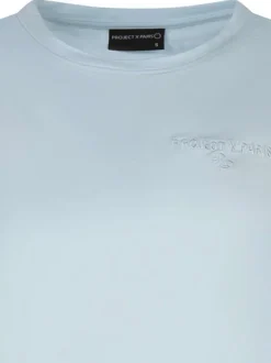 T-shirt bleu ciel uni avec une coupe près du corps et le logo brodé