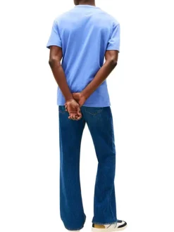 T-shirt bleu uni avec une coupe droite et des manches courtes