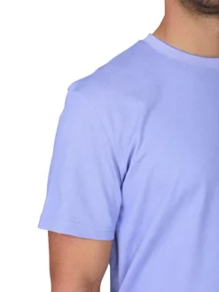 T-shirt bleu uni avec une coupe droite et des manches courtes
