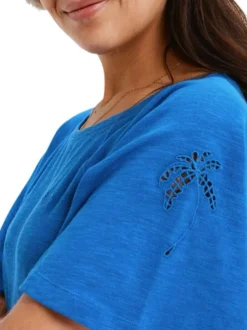 T-shirt bleu uni avec une coupe droite un col rond et des manches courtes