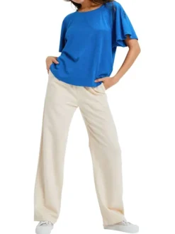 T-shirt bleu uni avec une coupe droite un col rond et des manches courtes
